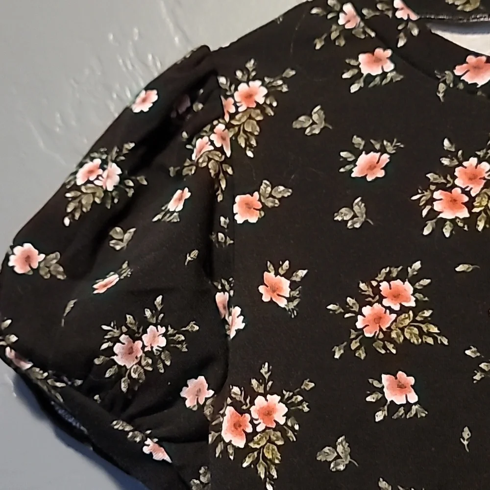 Form-fitting Stretchy Crop Top with Roses - Picture 2 of 6